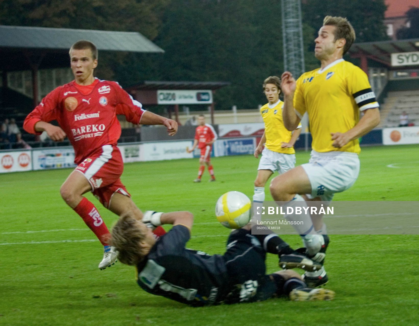 Martin Abrahamsson ytterst nära Malmö-mål