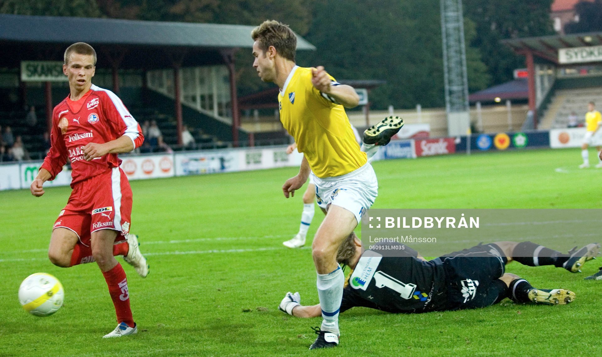 Martin Abrahamsson nära överlista Södras målvakt