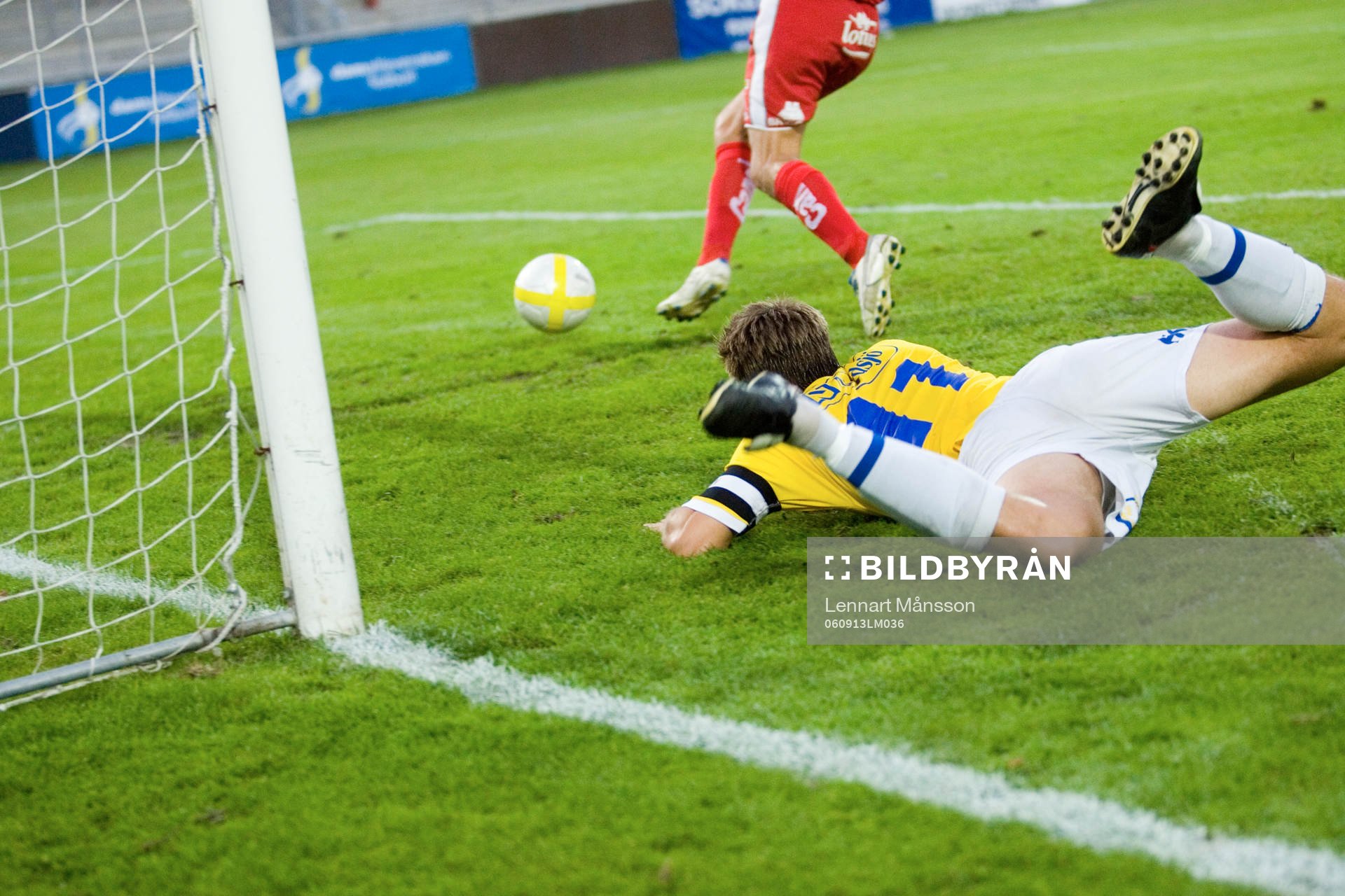 Martin Abrahamsson faller pladask. Platt fall