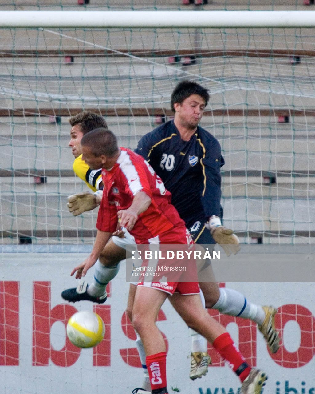 Martin Ringdahl, målvakt, IFK Malmö, rensar undan