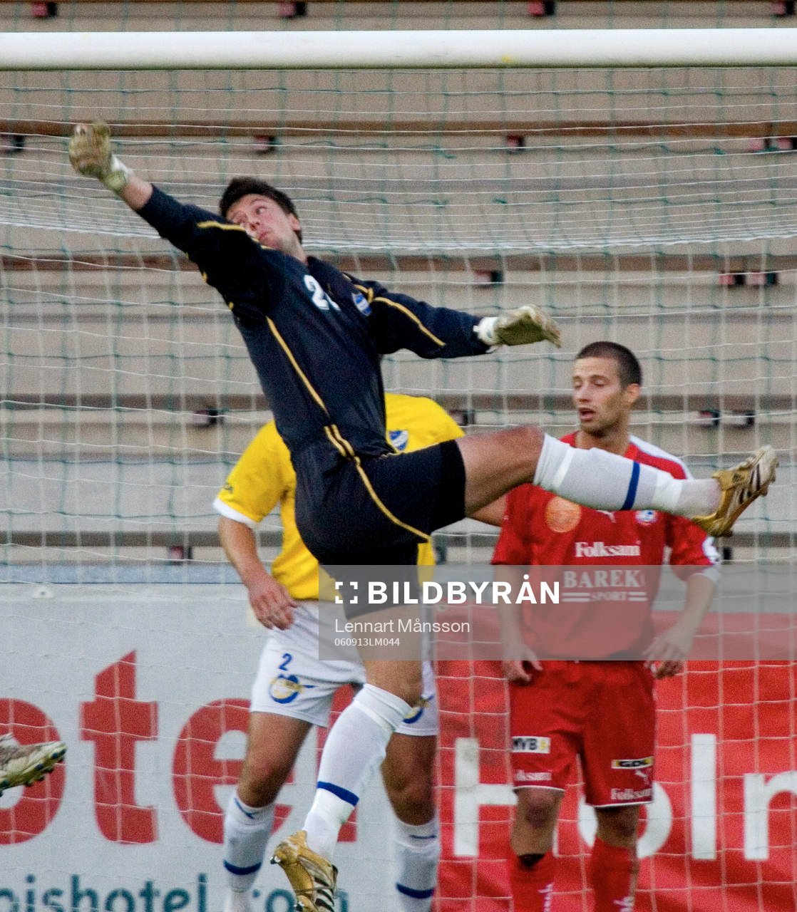 Martin Ringdahl, målvakt, IFK Malmö, rensar undan