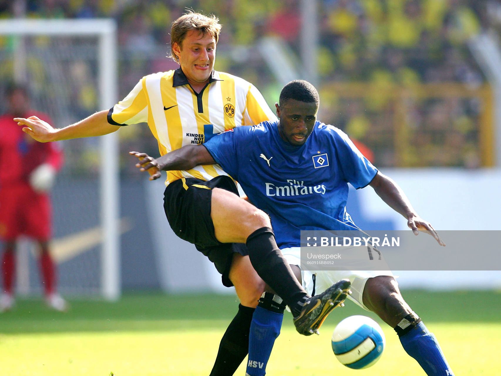   Markus Brzenska, Dortmund och Boubacar Sanogo, Hamburg.