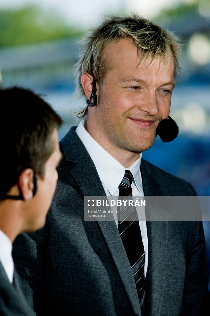I TV 4 studion, Magnus Hedman, kommentator