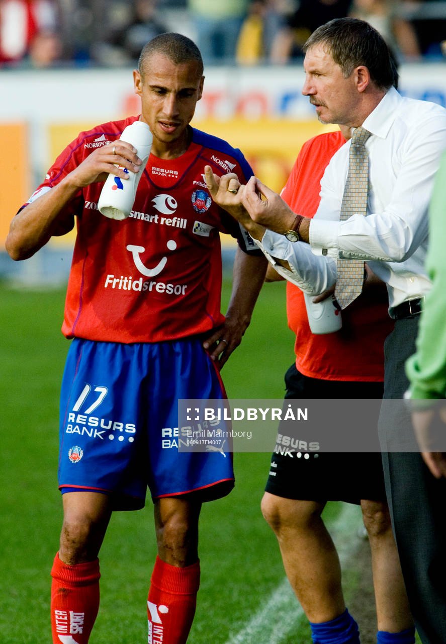 Henrik Larsson i samspråk med tränare Stuart Baxter,