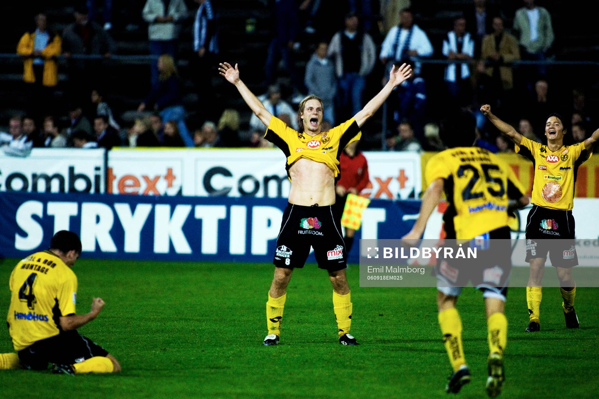 Målskytten Simon Sjöfors och Mjällby jubel