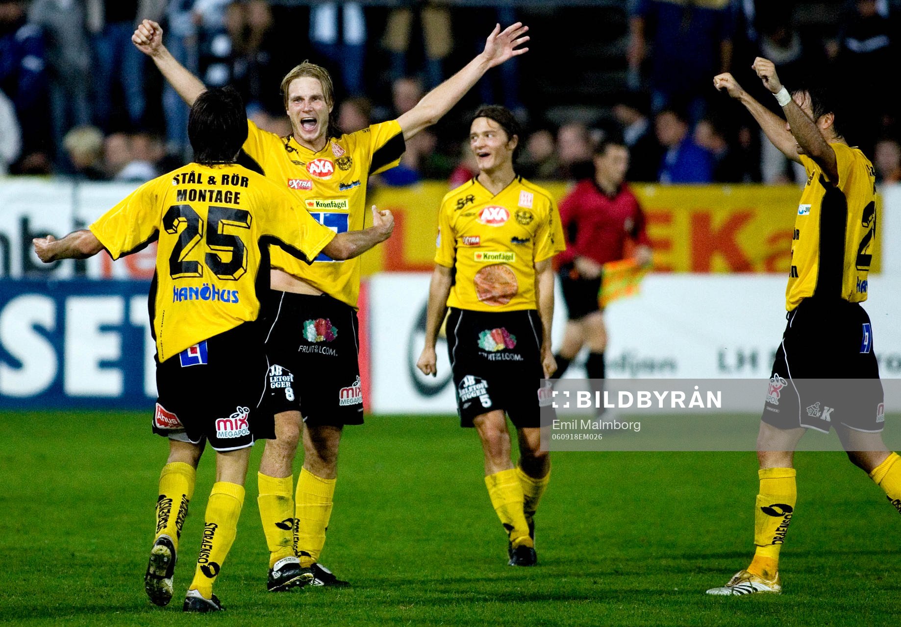  Målskytten Simon Sjöfors och Mjällby jubel efter slutsignalen. 