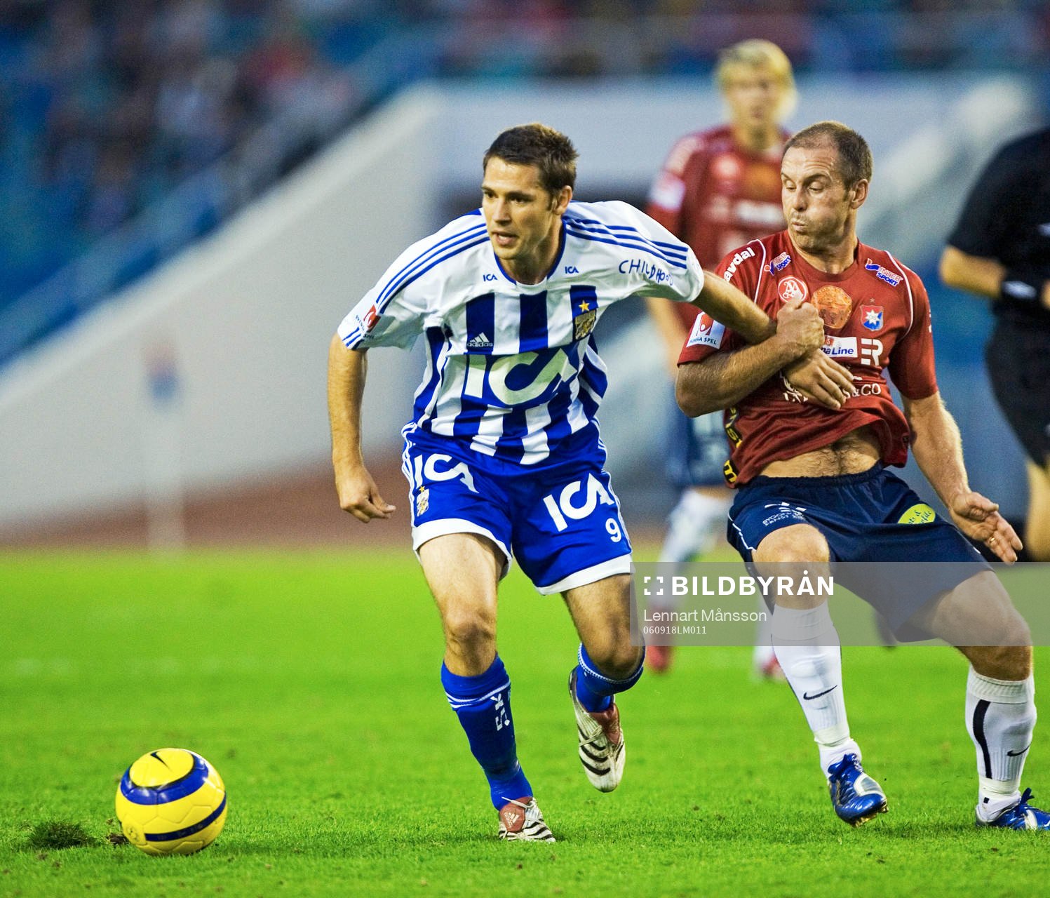 Magnus Källander försöker stoppa Stefan Selakovic