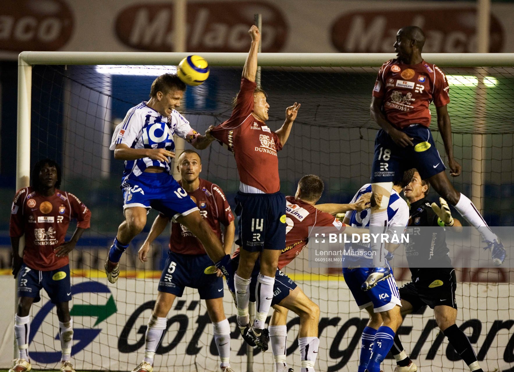Pontus Wernbloom nickar och drar Martin Strömberg i tröjan