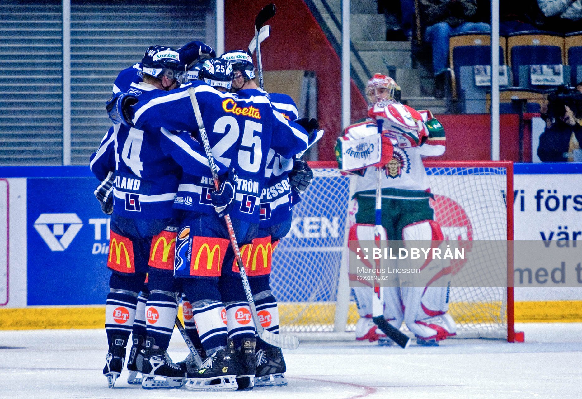 Tommy Salo, målvakt Frölunda tittar på när  Linköping