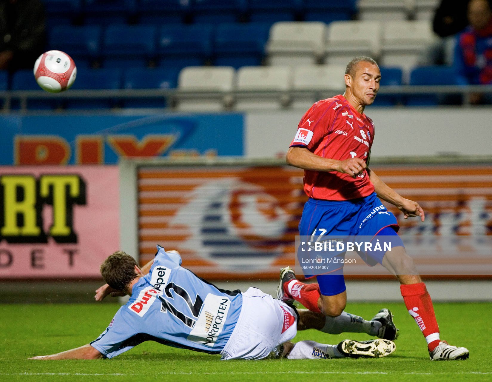Daniel Bernhardsson stoppar Henrik Henke Larsson