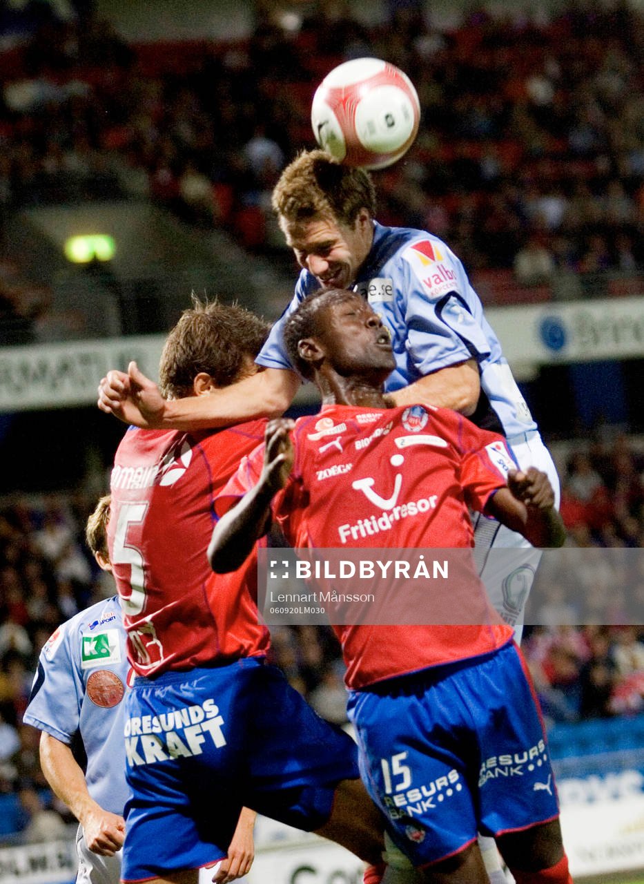 Daniel Bernhardsson trycker ner Andreas Jakobsson och