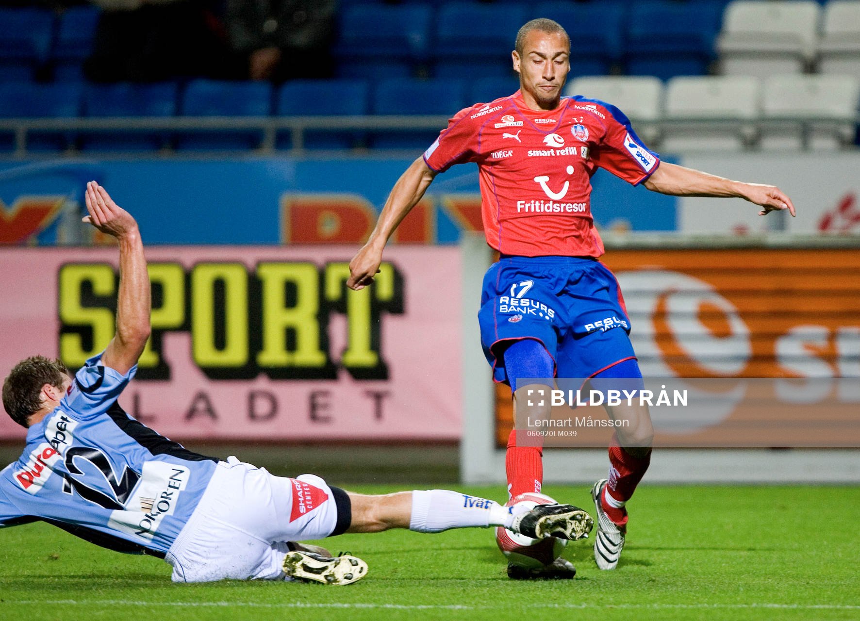 Henrik Henke Larsson stoppas effektivt av Daniel