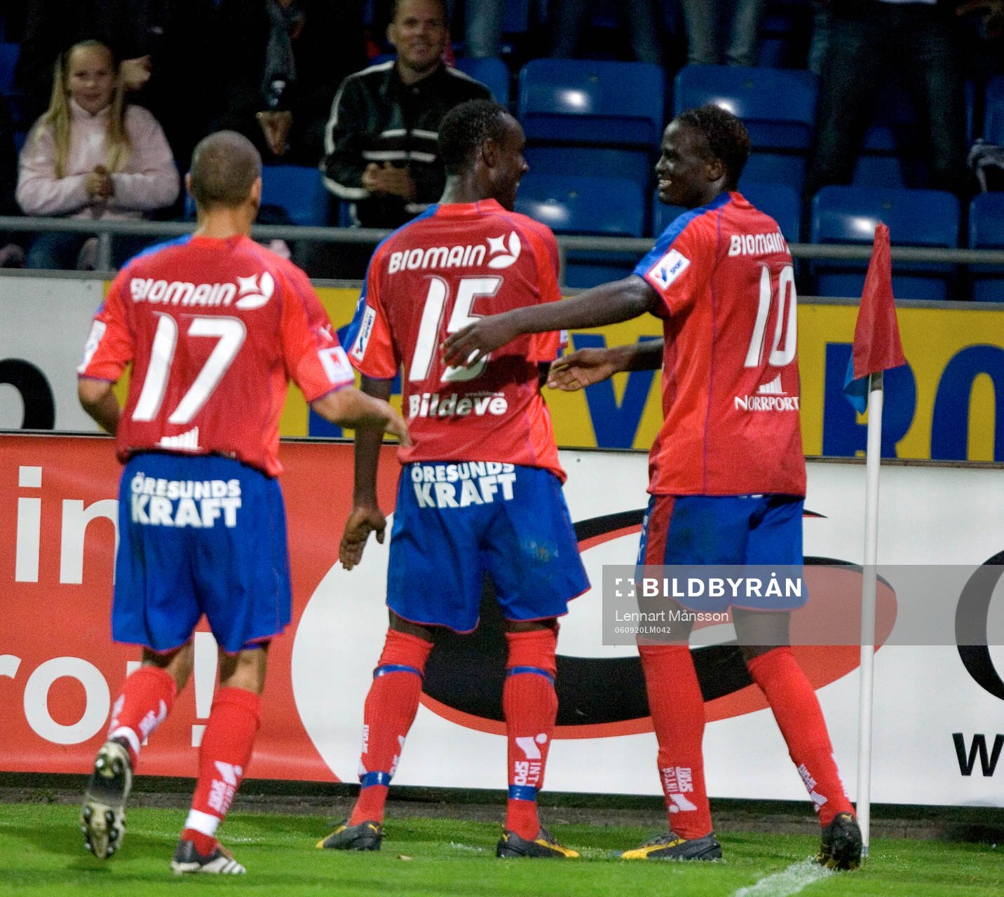 Henrik Henke Larsson grattar Olivier Karekezi