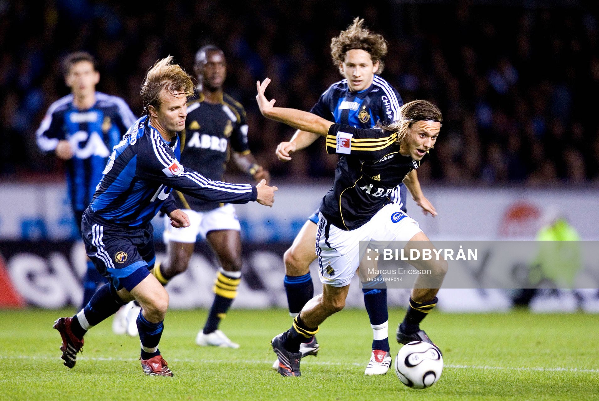 Mattias Moström, AIK vänder bort Djurgårdens försvar