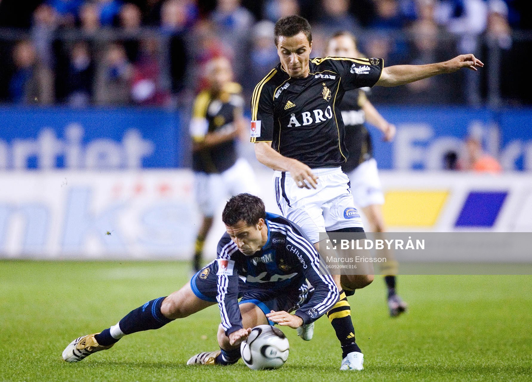 Matias Concha och Daniel Mendes i närkamp