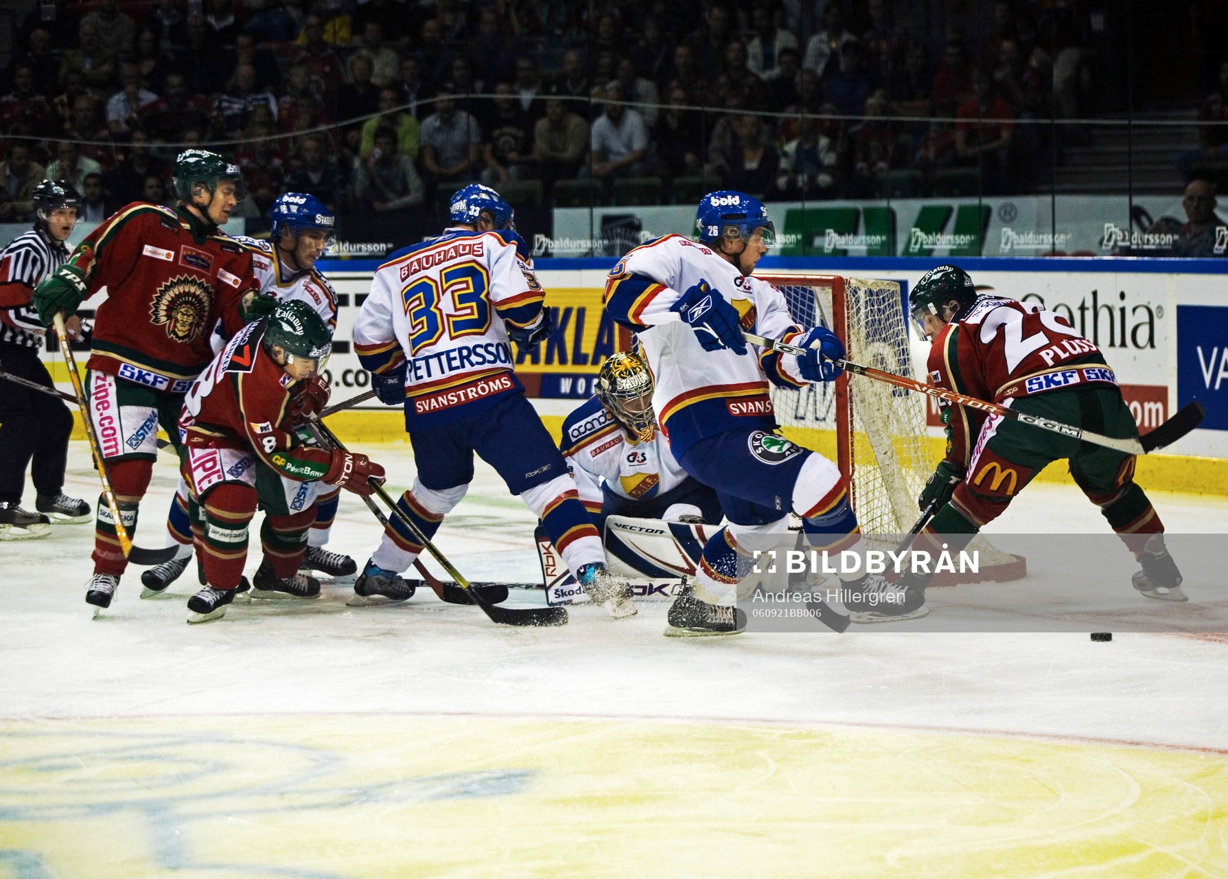 Martin Plüss och Steven Kariya framför Teemu Lassila,
