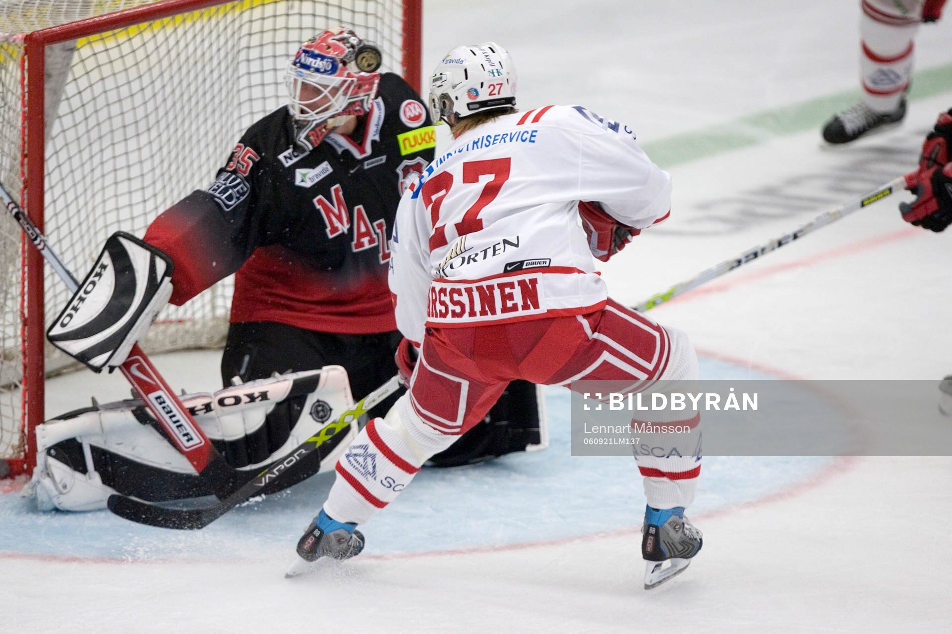 Timo Pärssinen framför Ratislav Stana, målvakt, Malmö