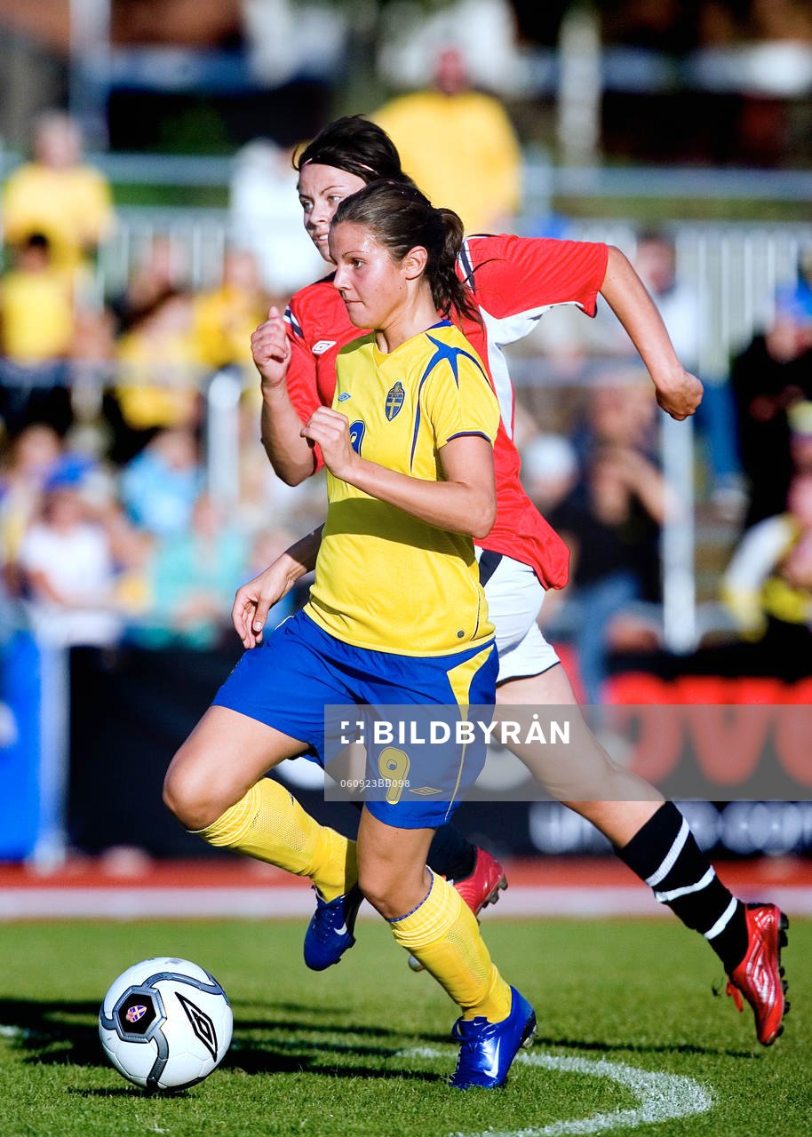 Emelia Erixon, Sverige driver boll