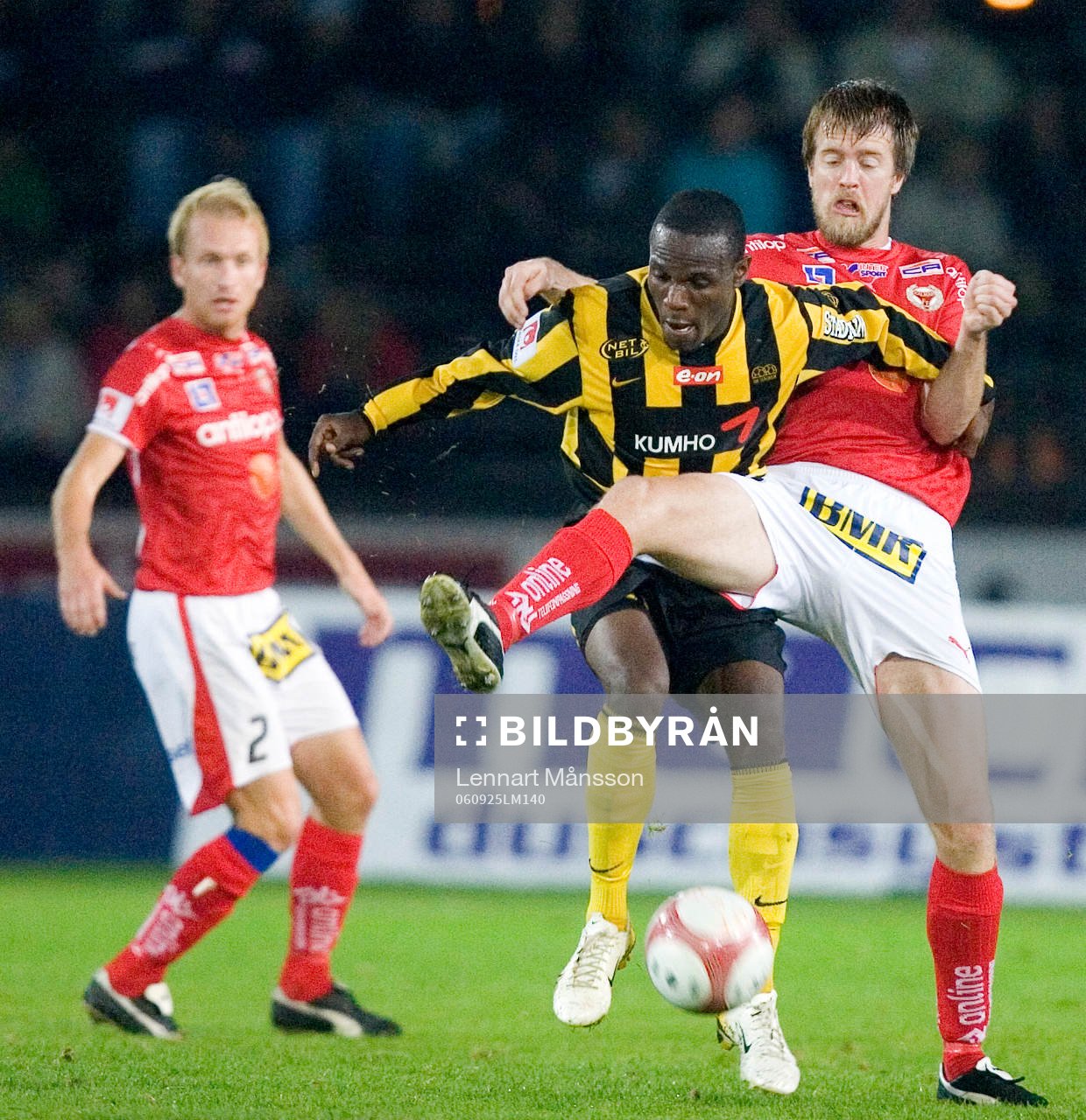  Joachim Lantz, Kalmar, försökar ta bollen ifrån, Robert Mambo-Mumba, Häcken. I bakgrunden, Niklas Kaldner