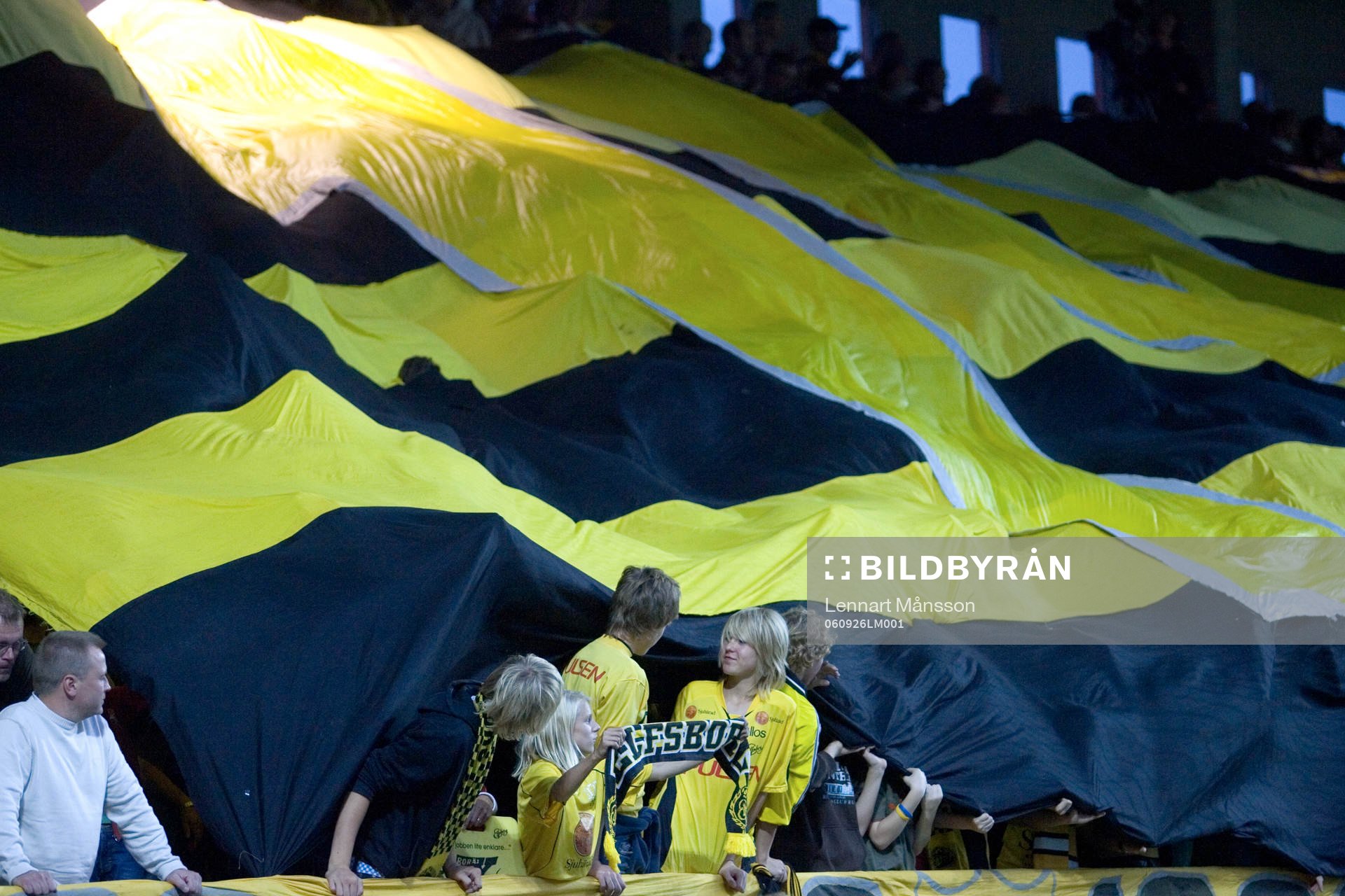 Fans, supporter, supporterläktare, läktare, flagga
