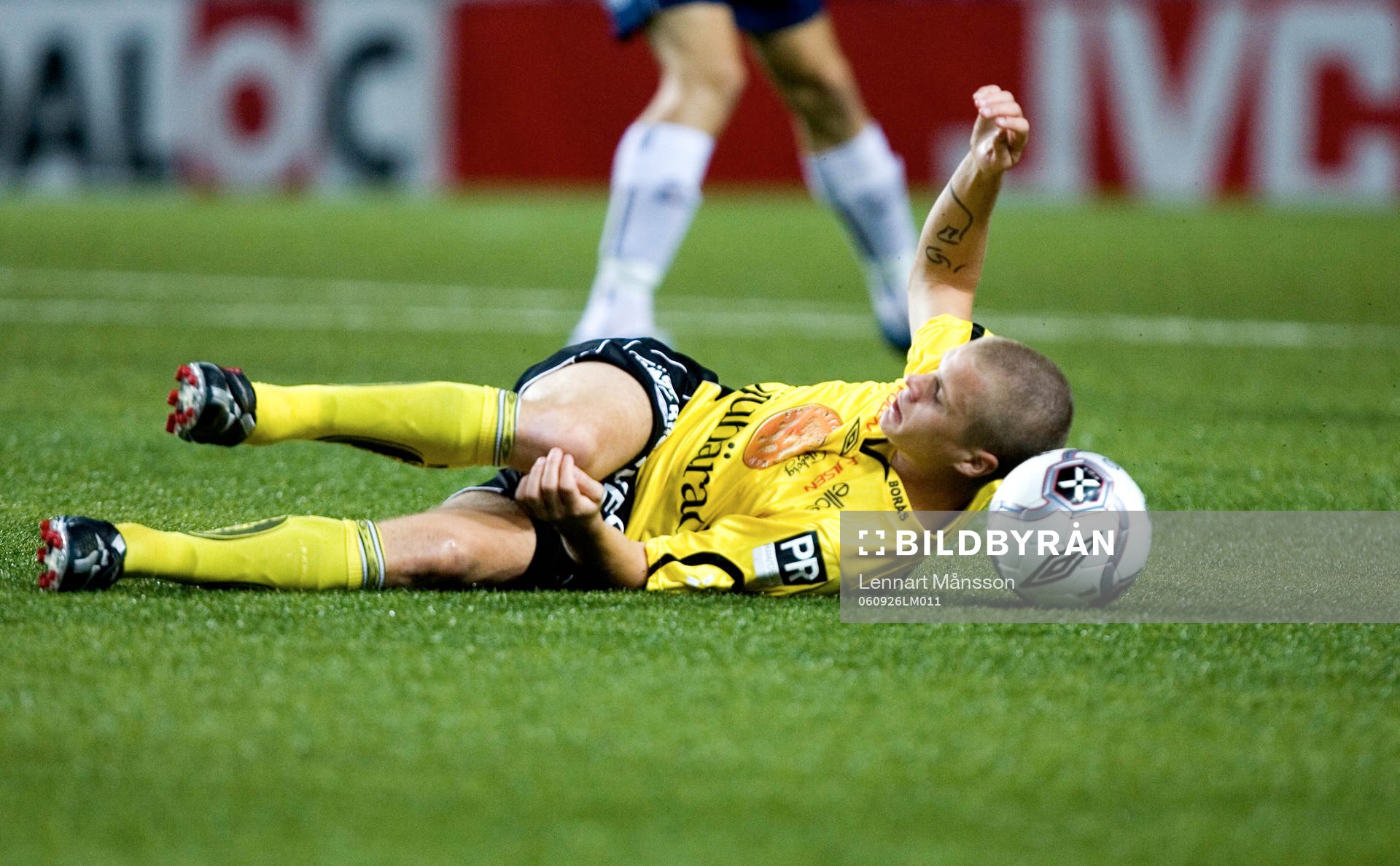 Andreas Augustsson på fall, med bollen som huvudkudde