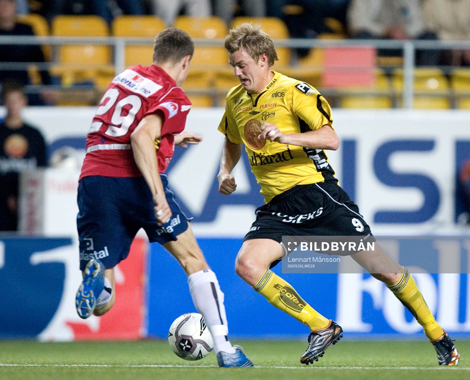 Mathias Svensson dribblar Elias Storm