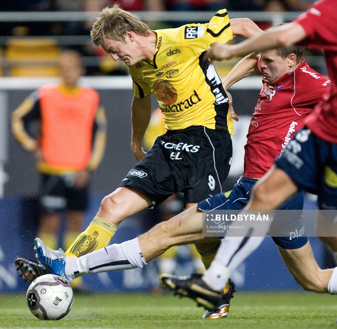 Mathias Svensson håller undan och skjuter