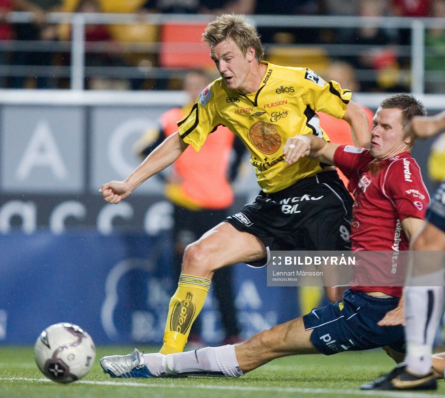 Mathias Svensson håller undan och skjuter