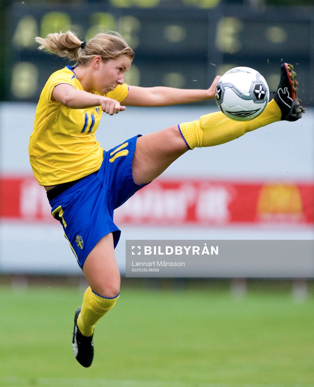 Fotboll, dam, EM-kval F18, Sverige - Kazakstan :  Louise Fors, Hammarby, tar ner bollen. 
