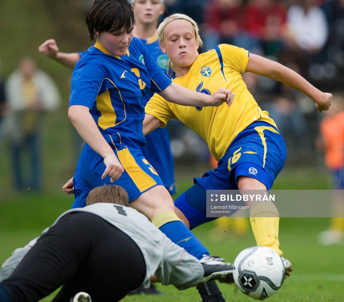 Linnea Liljegärd, Falköping, nära få bollen förbi