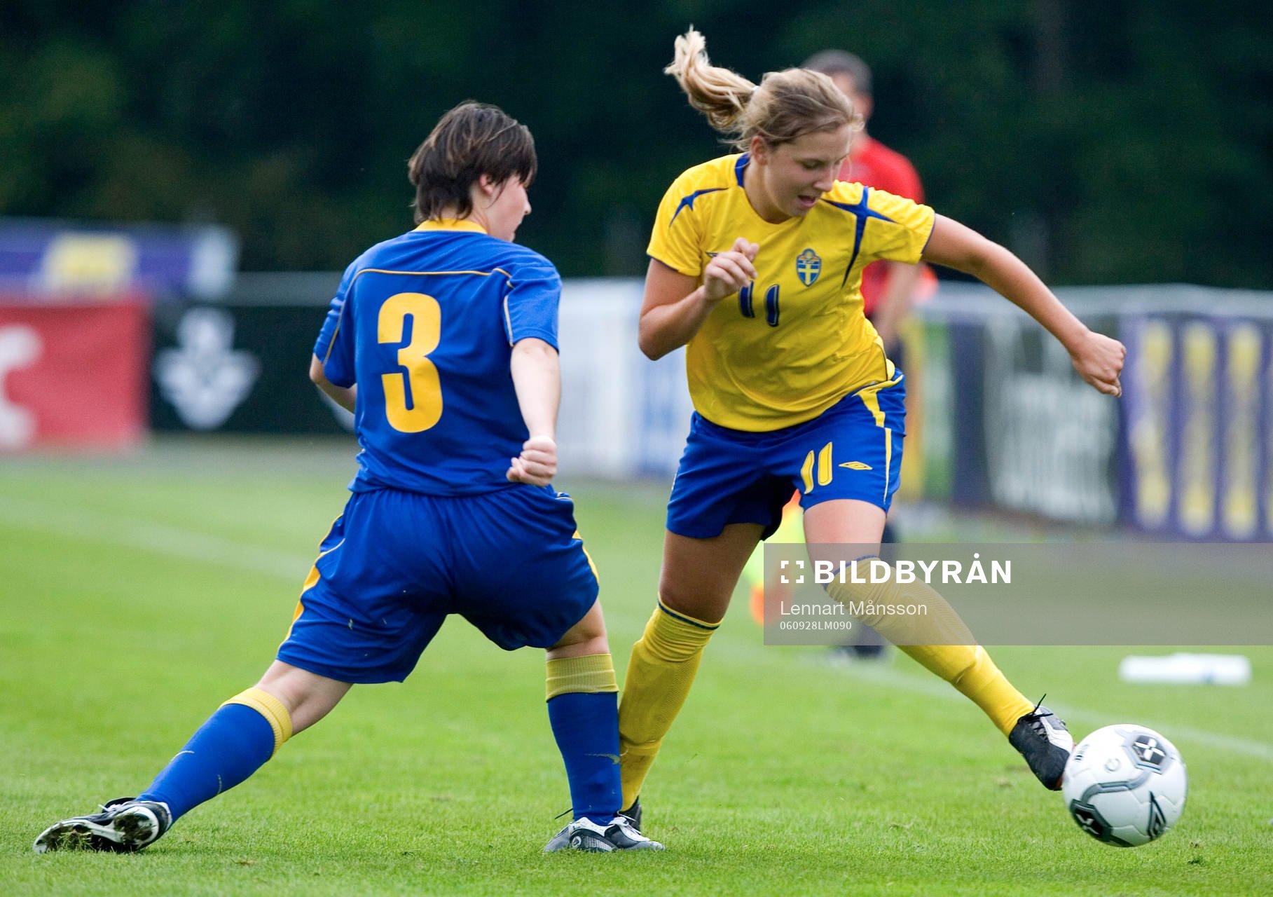 Fotboll, dam, EM-kval F18, Sverige - Kazakstan :  Louise Fors, Hammarby, skojar med Alena Kugubayeva.