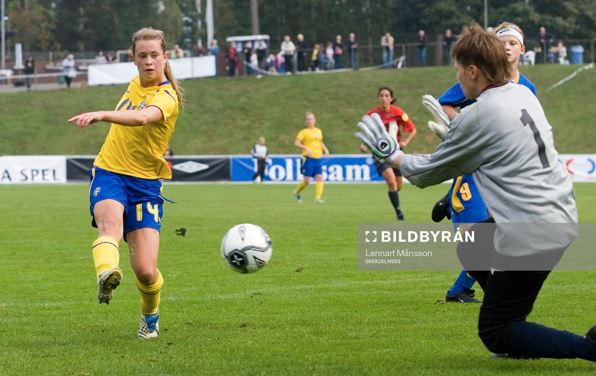 Fotboll, dam, EM-kval F18, Sverige - Kazakstan :  Emma Lundh, Hammarby, gör 4-0 bakom Irina Saratovtseva.