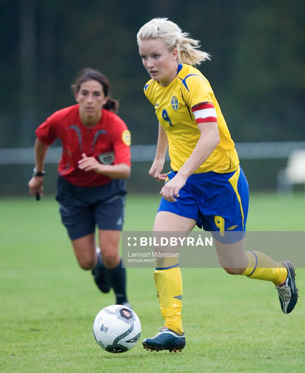 Petra Larsson, Linköping, jagas av domaren Carina Susanna