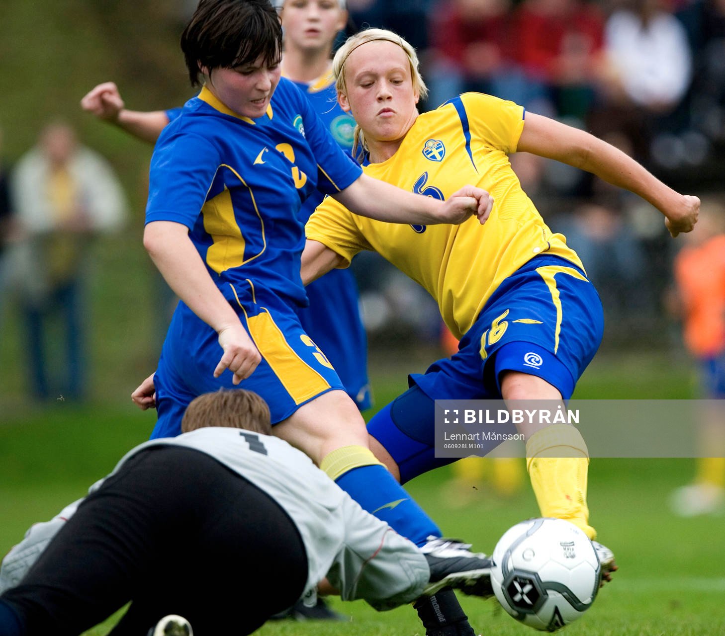   Linnea Liljegärd, Sverige, Alena Kugabayeva och målvakt Irina Saratovtseva, Kazakstan.
