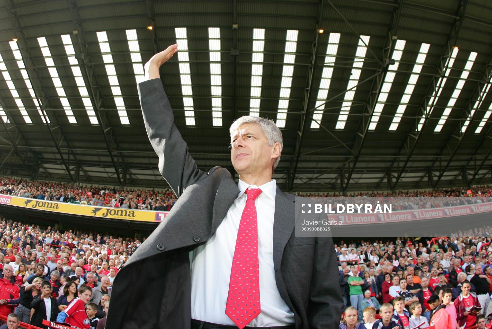 Arsene Wenger, Manager Arsenal hyllas för sina tio år i