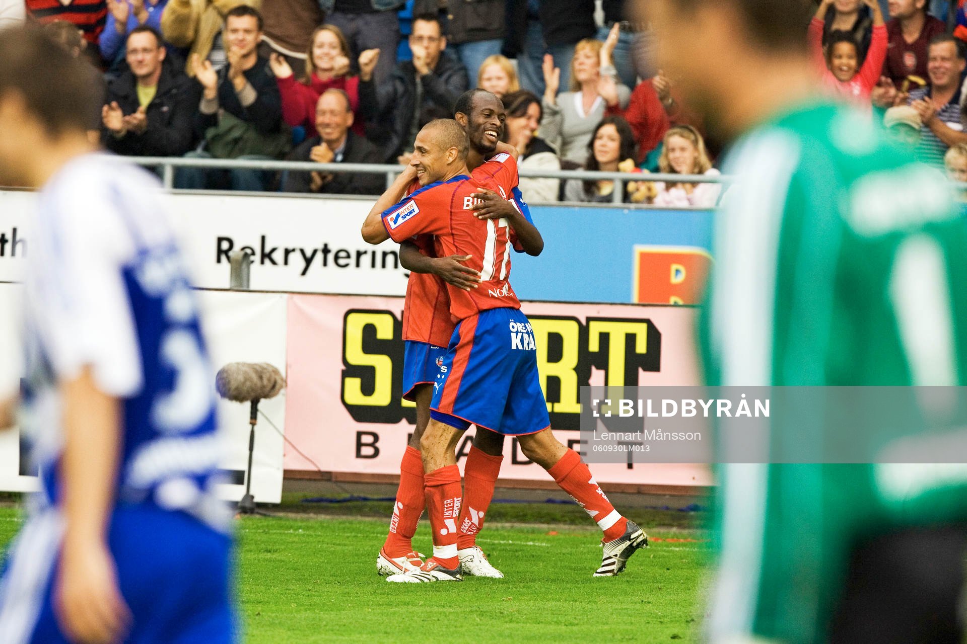 3-0 Henke Larsson som grattas av Luton Shelton, IFK deppar