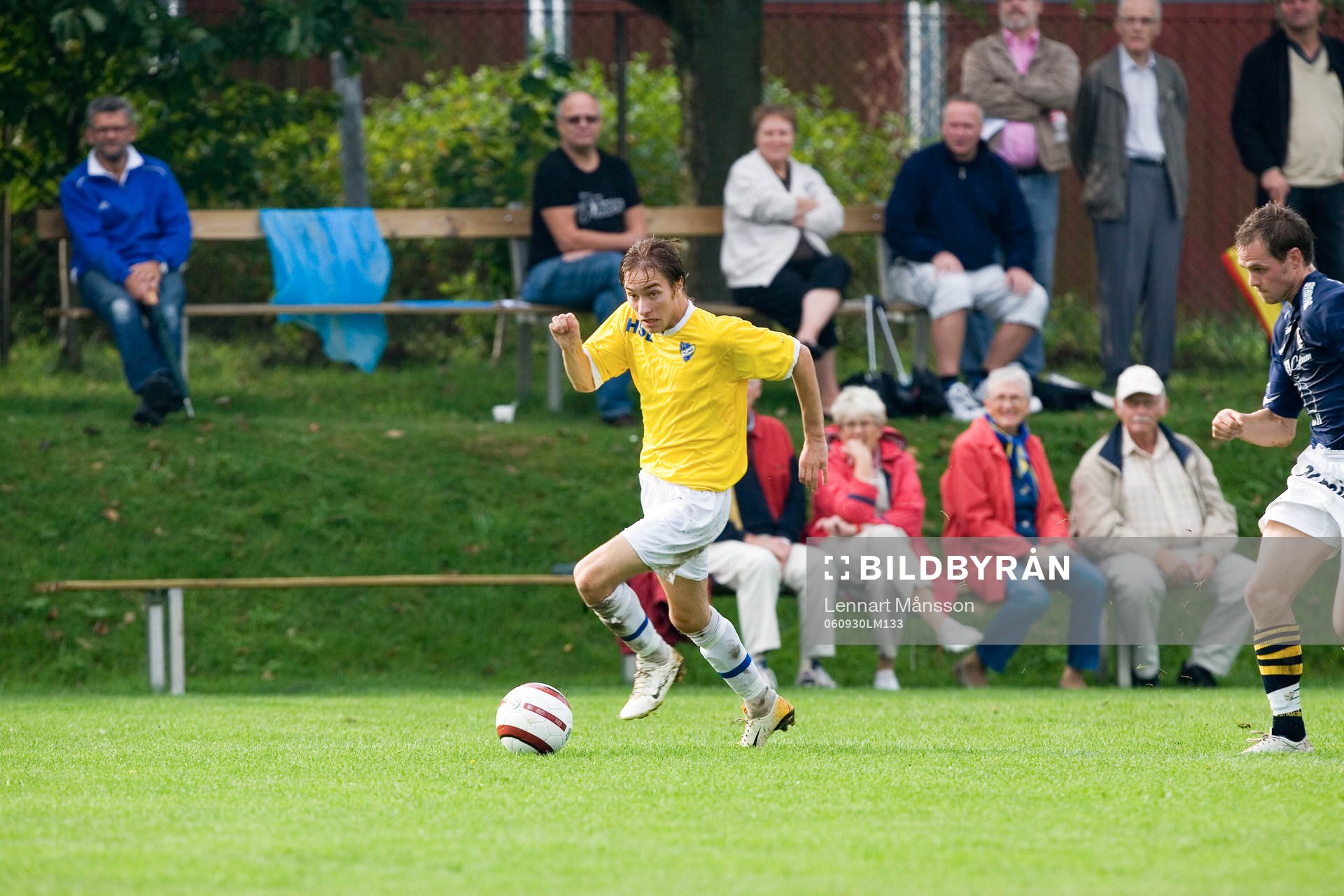 Spelare jagar bollen, boll, spelare