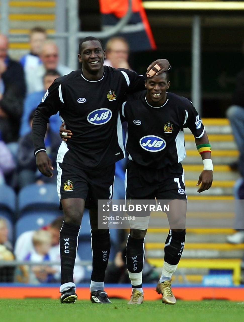 Emile Heskey och Henri Camara, Wigan (jubel)