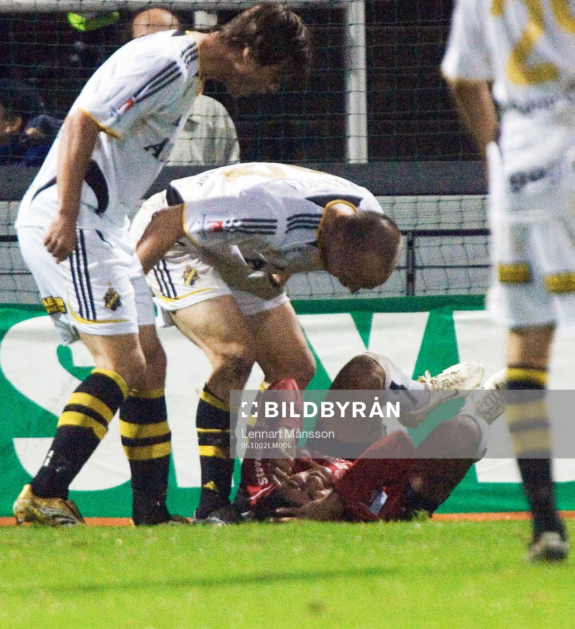   En ordentlig sammanstötning, Ailton Almeida och målvakten i AIK, Daniel Öhrlund. Och Nicklas Carlsson blir så förbannad på brassen.