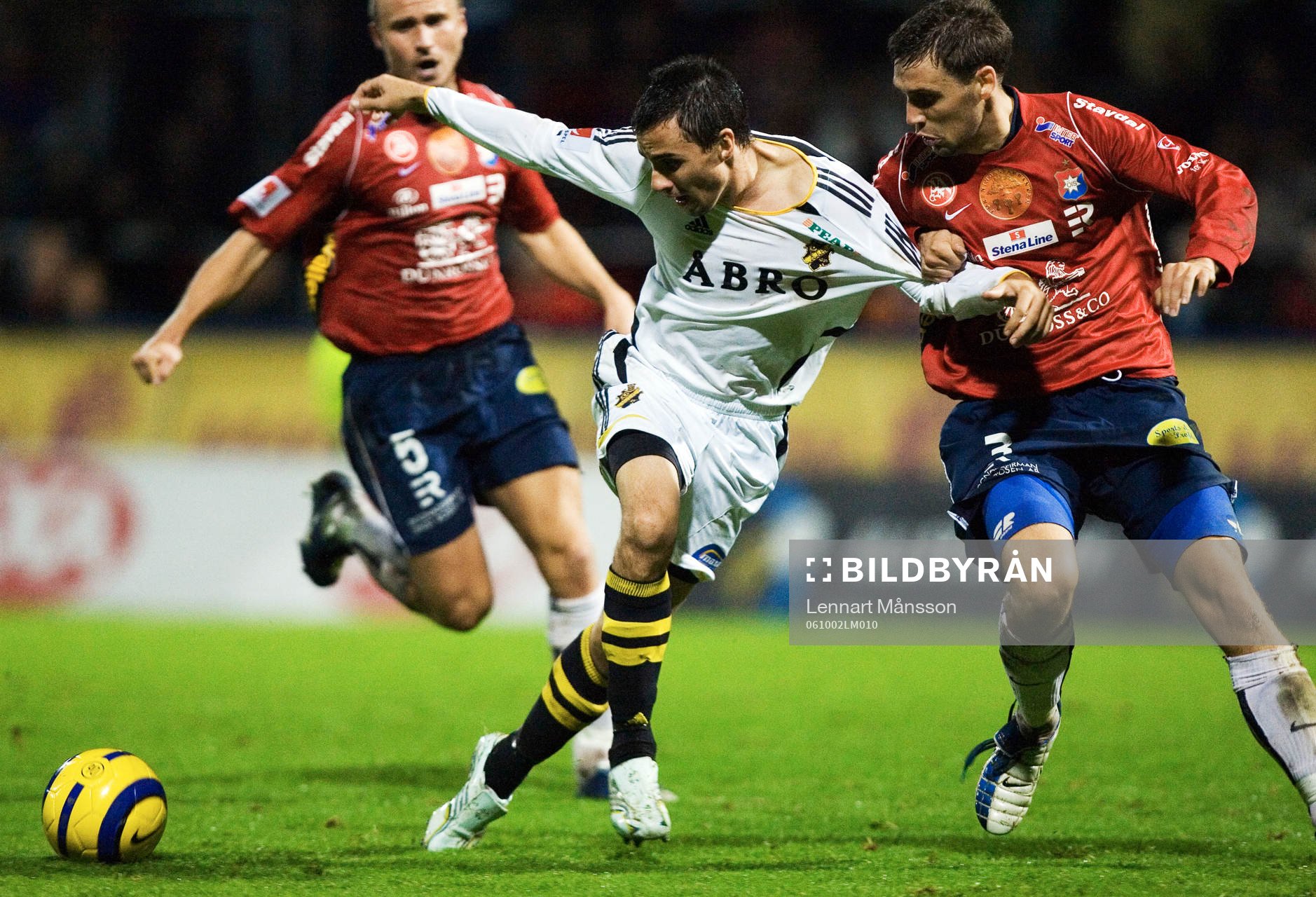   Wilton Figueiredo dras ner av Marcus Dahlin.