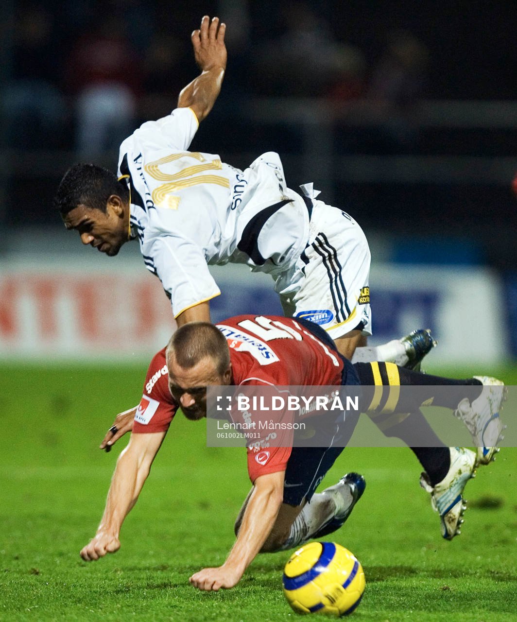   Wilton Figueiredo trycker ner Anders Prytz.