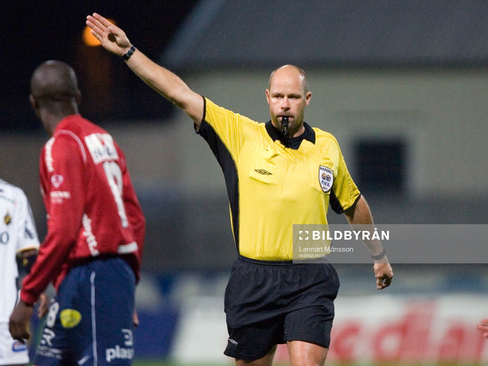 Martin Hansson, domare. Tecken, visselpipa