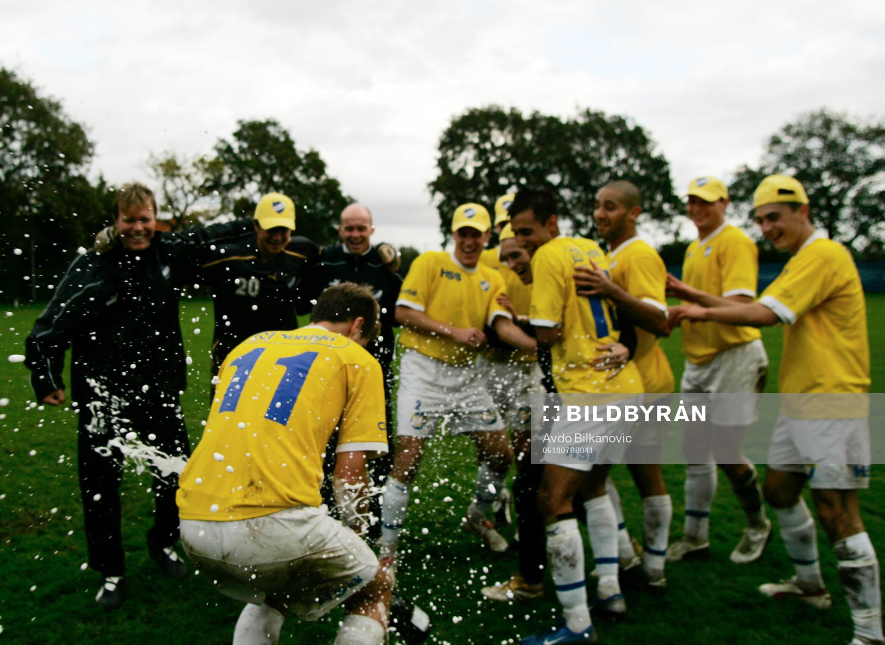 Martin Abrahamsson med lagkompisar och champagne firar, IFK