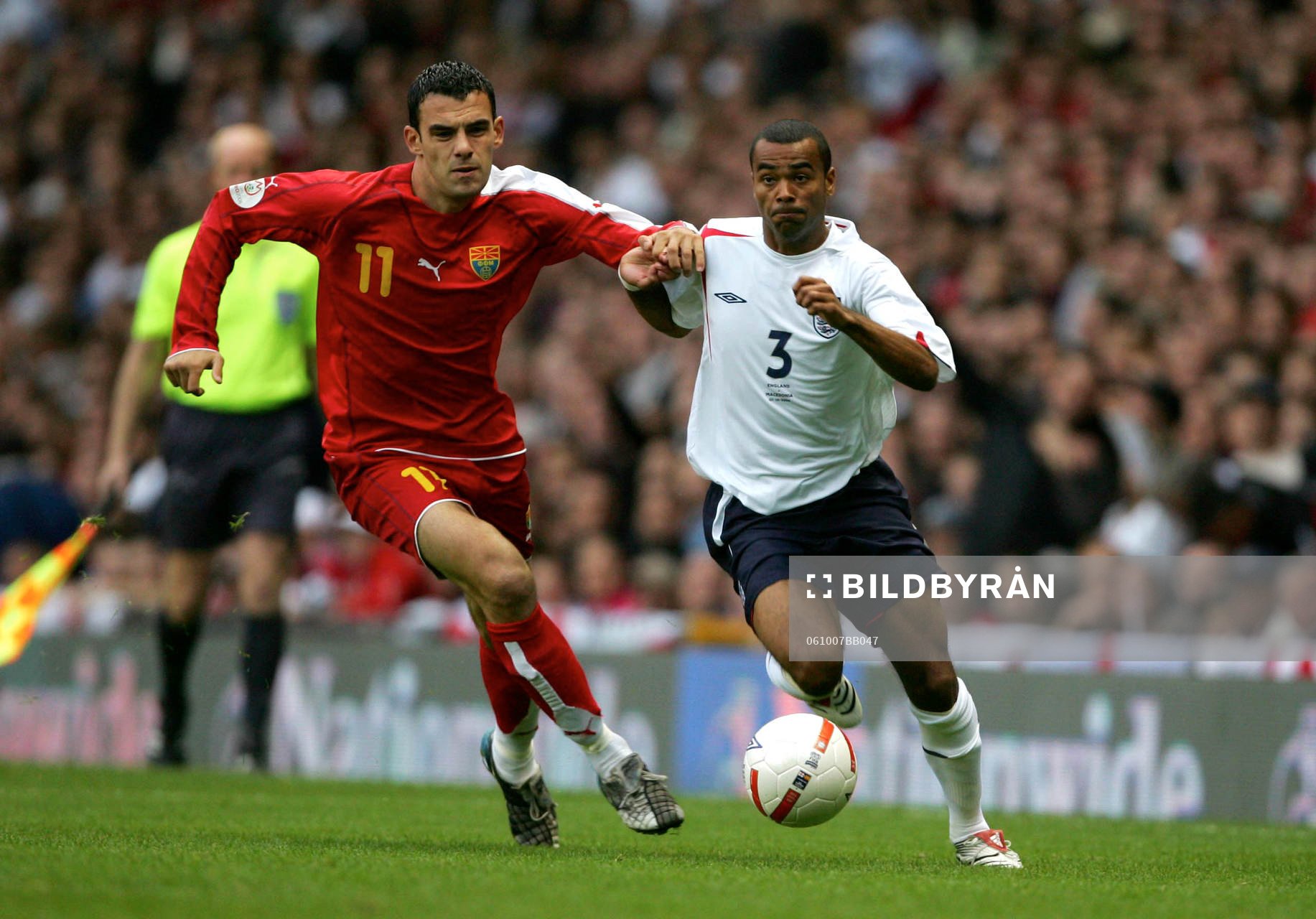 Ashley Cole, England och Ilcho Naumoski, Makedonien