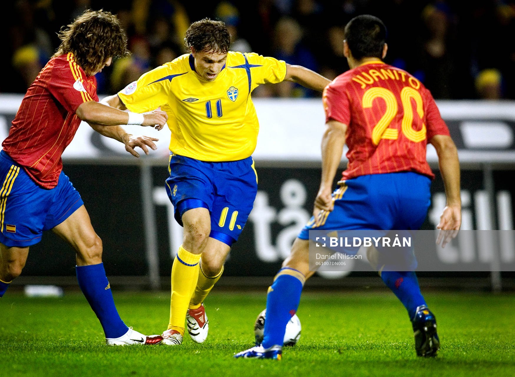 Johan Elmander, Sverige och Carles Puyol och Juanito