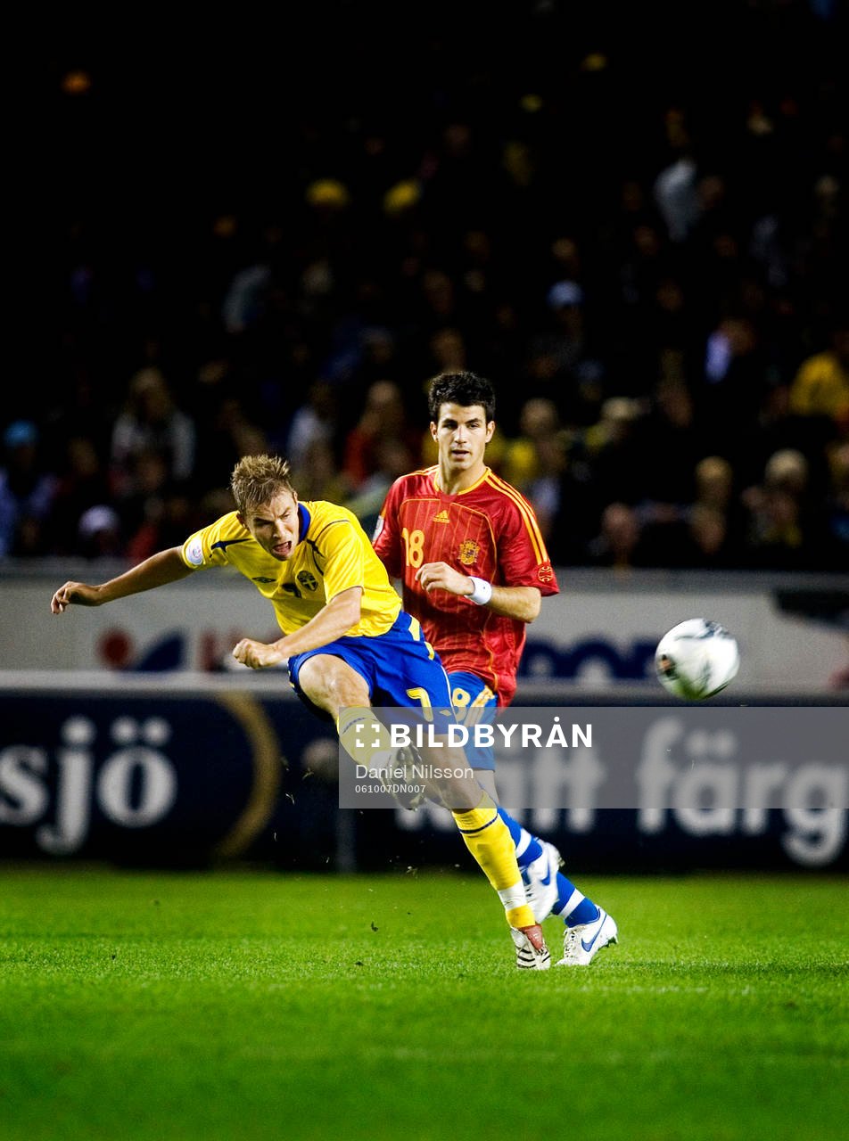 Niclas Alexandersson, Sverige och Cesc Fabregas, Spanien