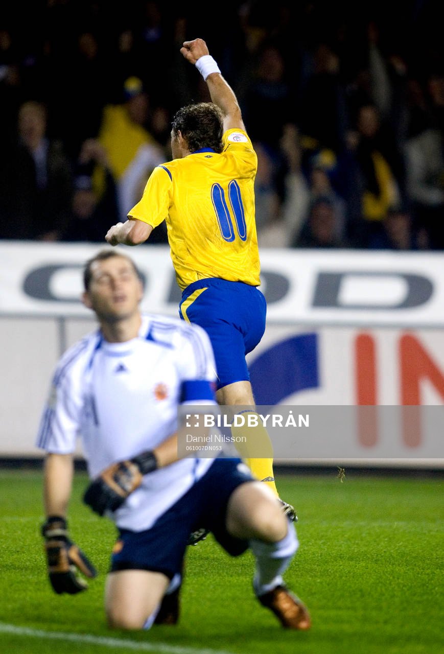 Johan Elmander, Sverige gör 1-0. Jubel. Iker Casillas