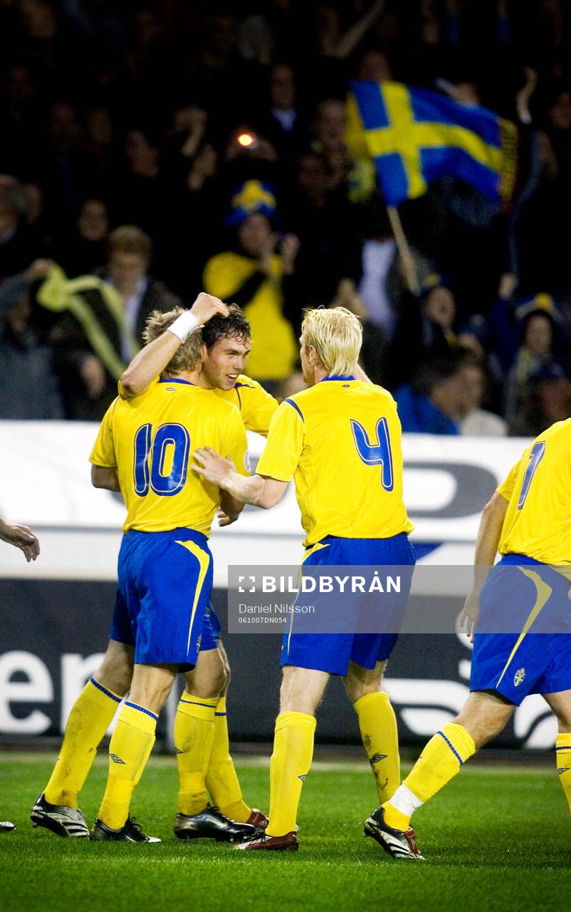  Johan Elmander, Sverige, Marcus Allbäck och Petter Hansson, jubel efter 1-0 målet. Svenska fanan vajar på läktaren.