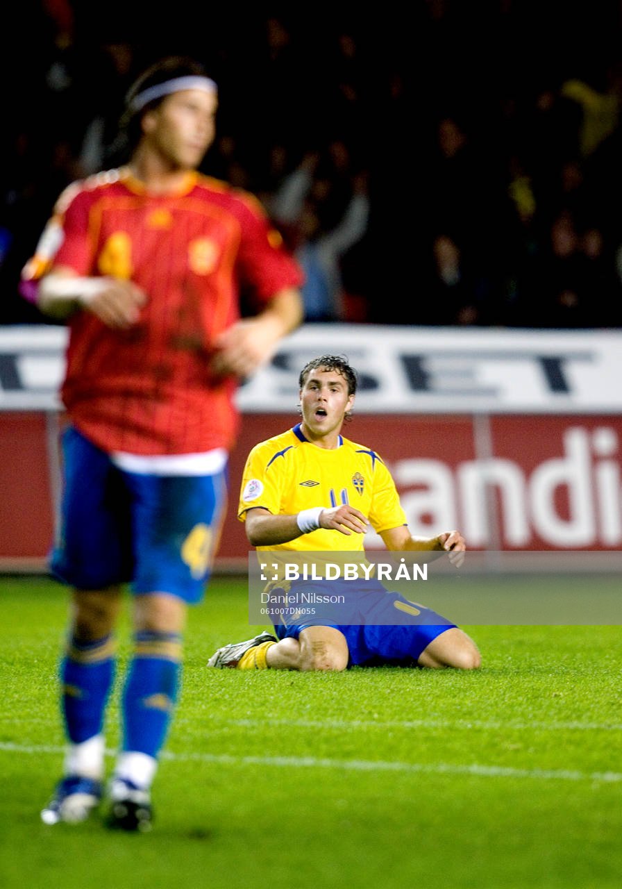 Sergio Ramos, Spanien och Johan Elmander, Sverige, som