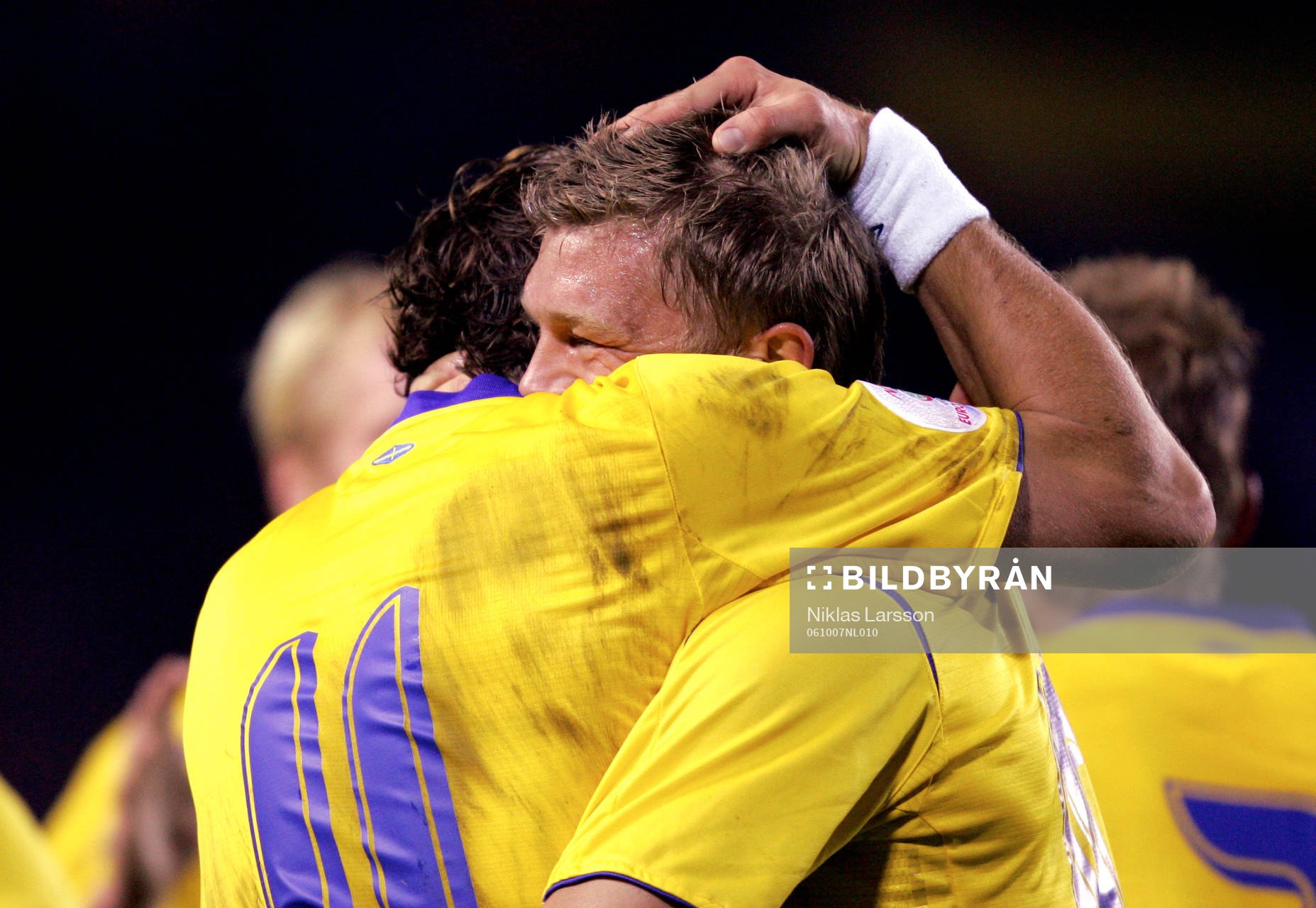 Fotboll, EM-kval, Sverige-Spanien: Johan Elmander, Sverige gratuleras av Marcus Allb‰ck efter 1-0 mÂlet.